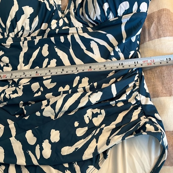 Anne Cole
JUNGLE
FEVER Printed
V-Wire
Ruched One-Piece
Swimsuit
Size 10 - Picture 14 of 15